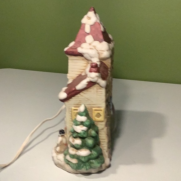 Cute lighted Christmas house with wind up music box - Picture 2 of 5